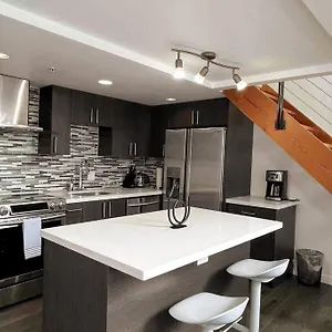 https://modern-top-floor-1-bedroom-loft-with-free-parking.vancouver-hotels-bc.net