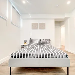 https://cozy-luxurious-3-br-condo-4min-to-metro.hotels-in-montreal.org
